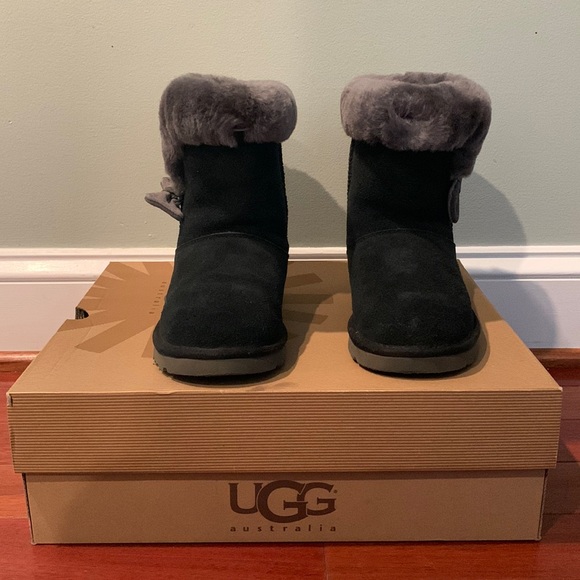 Black Uggs - Picture 1 of 4